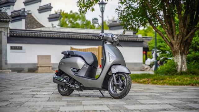 一万出头的高颜值本田复古踏板——新大洲本田NS125LA静态评测