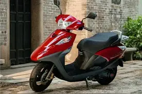 售8380元起，五羊本田合资小踏板，油耗1.87L，配置不够品质来凑图片