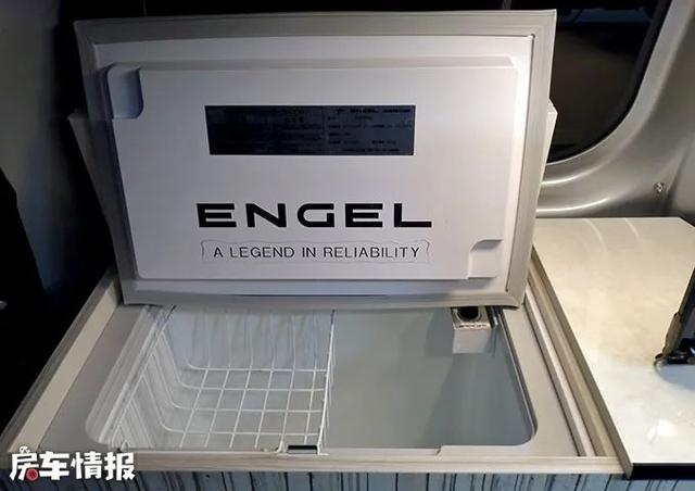 日产NV200床车，设计简单内藏双人床和厨房，周末露营比帐篷舒服