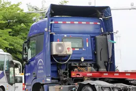 半挂车：原厂空调不用，为啥要装家用空调，带的动吗？图片