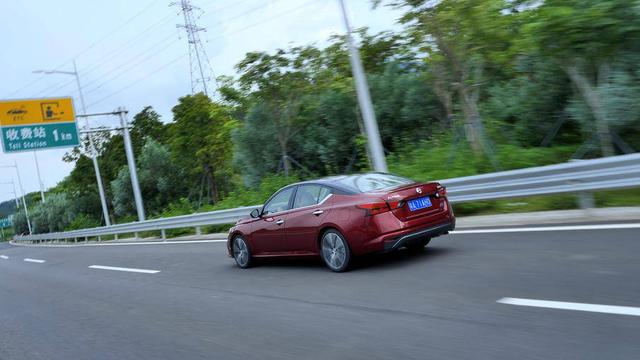 公认的舒适王！车长超4米9+祖传“大沙发”，日产天籁该怎么选？