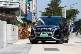 车内10个屏，带高阶智驾，油耗5L多，2025款腾势D9要来了！图片