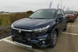 全新铃木SX4 S-Cross实车现身，外观颇为犀利，搭1.4T轻混还带四驱图片