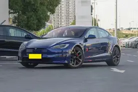 实拍2023款Model S，配Yoke方向盘，最快2.1秒破百，售价102.89万图片