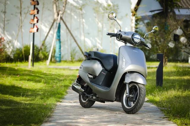 一万出头的高颜值本田复古踏板——新大洲本田NS125LA静态评测