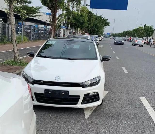 素雅姿态风的大众尚酷R，低趴后尽显竞技运动范