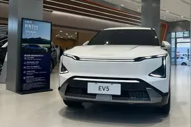 宋PLUS EV同级！起亚EV5实车到店，配小桌板+冰箱，续航超700km图片
