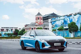 双色车身，两种动力，内饰豪华，奇瑞艾瑞泽8实车正式亮相图片