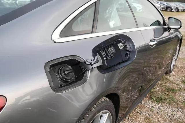 分析奔驰E级（进口）2023款 E 260 轿跑车购车费用和用车成本