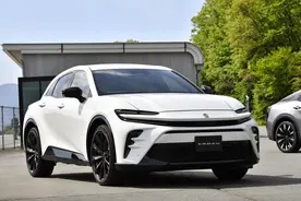 全新丰田皇冠Sport实车首发，采用轿跑式的造型图片