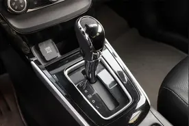 等红灯时，频繁在D档N档之间切换，伤车么？视频封面