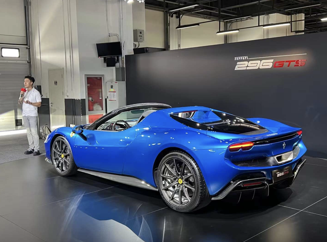 副驾也有屏幕看 法拉利296 GTS实车国内首次亮相 售价348.8万元