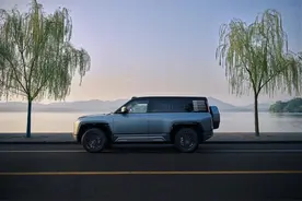 比亚迪仰望U8上海第一台车交付，停在顶级酒店门口，车主很神秘图片