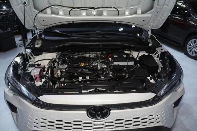 油耗4.56L标配丰田智行安全系统，26款卡罗拉锐放内外换新，香