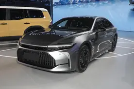 全新进口版皇冠来袭，仅29.9万起，车长超5米，配2.5L混合动力图片