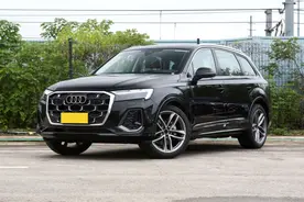 新款奥迪Q7实车到店，还有黑武士外观，配2.0T或3.0T动力，能火？图片