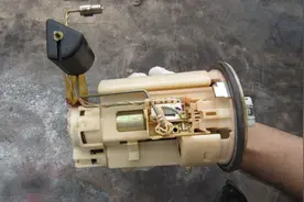 汽车上的天才设计：油泵是如何吸干油箱里最后一滴油的图片