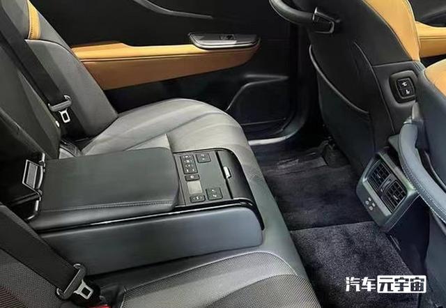 丰田全新皇冠跨界版实拍！10月进口国内销售，国产换汉兰达2.0T