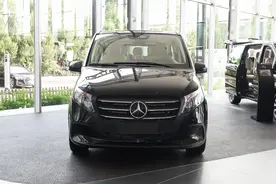 售价33.68万元起，2024款奔驰威霆上市，内饰升级图片