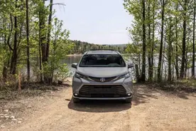 丰田发布SIENNA特别版 增高离地间距+四驱 尾部能外挂自行车图片