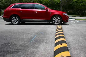 开车过减速带：一个动作区分新手与老司机！图片