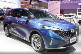 车标有点像马自达，可它一点都不争气，即便新车也挺拉胯图片