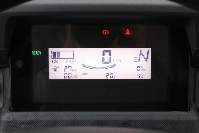 像被挤压拉高，2门1座，宽仅1.08米，来自五菱的快递小哥专用车