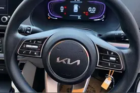 瞄准中低端市场，起亚全新佳乐，轴距2780mm配6座，连动力都三套图片