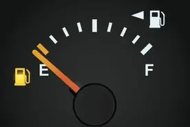 油表灯亮了还能跑多远？市区开到加油站还是绰绰有余的图片