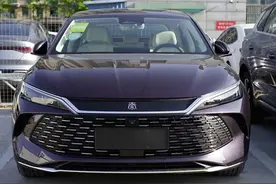 比亚迪秦L陆续到店，“建窑紫”配色新潮，动力配置曝光，能火？图片