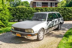 全球消费者对它的态度出奇的相同，多少人还记得标致505 SW8 旅行车图片