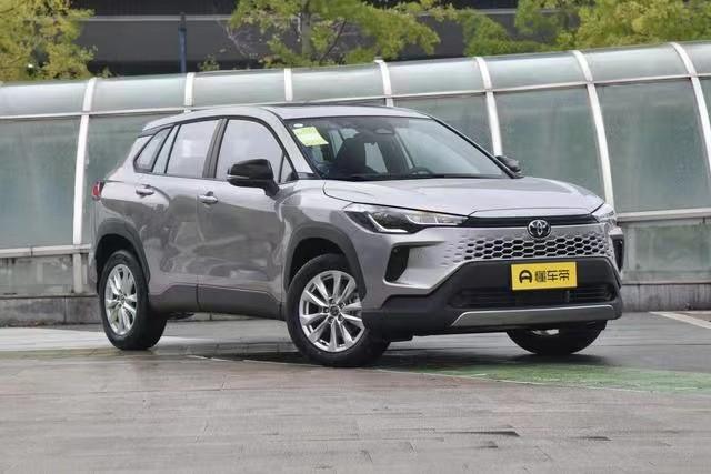 油耗4.56L标配丰田智行安全系统	，26款卡罗拉锐放内外换新，香