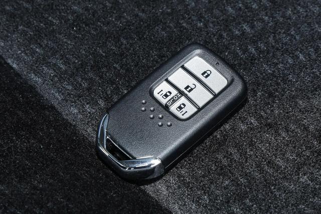 油耗6L出头，日系大7座家用MPV，宽敞舒适又耐用，实拍本田艾力绅