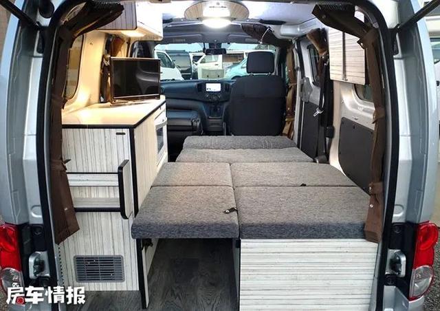 日产NV200床车，设计简单内藏双人床和厨房，周末露营比帐篷舒服