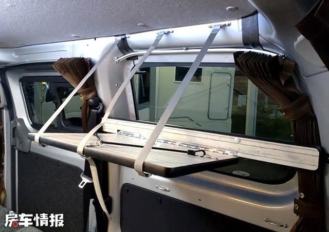 日产NV200床车，设计简单内藏双人床和厨房，周末露营比帐篷舒服