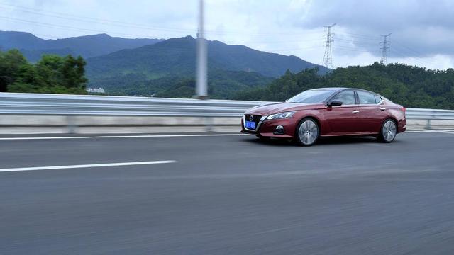 公认的舒适王！车长超4米9+祖传“大沙发”，日产天籁该怎么选？