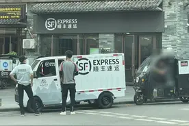 偶遇顺丰快递小哥，开最新款五菱E10送件，小哥哭诉：恨死五菱了图片