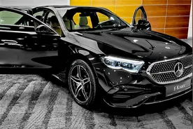 2025梅赛德斯-奔驰E级E300 4MATIC 沉浸式体验外观和内饰