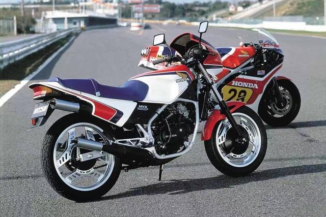 回味老车：关于二冲程经典车型 H><p></p><p>吸取到MVX250F的经验教训之后，1984年本田推出了赛车造型的NS250R，一代经典就此拉开帷幕。这台NS250R所搭载的引擎来自与当时RS250R共同研发的全新二冲程V型双缸引擎，此外NS250R也搭载了本田第一副铝合金车架。</p><img src=