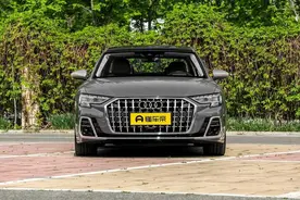 奥迪A8L霍希版亮相，外观大气，内饰豪华，后排空间太宽敞了图片