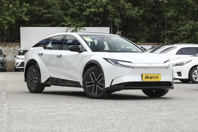 续航530km+L2辅助驾驶，直降4000元的零跑C10对比丰田bZ5如何选？