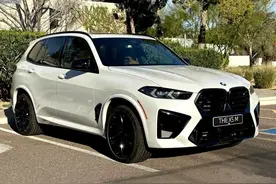 新款宝马X5M实车曝光，前脸采用凶悍的设计，竞争特斯拉model X图片