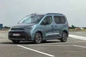 丰田在欧洲推出侧滑门小型MPV，就一点不问问国内吗？图片