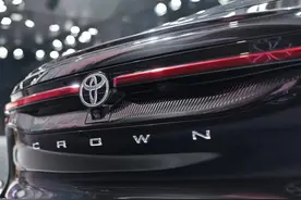 秉承“打破常规”主旨，第16代丰田皇冠归来图片