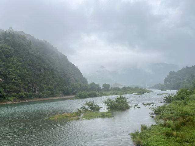 沃尔沃XC60雨季自驾雁楠公路：安全欣赏风景与开车经验分享