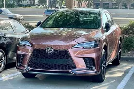 新款雷克萨斯RX500h亮相街头，质感一流，大屏+2.4T+AWD，帅气图片