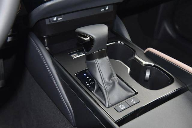 丰田中大型豪华代表,空间舒适安静,油耗低品质好,雷克萨斯ES