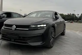 全新一代迈腾B9现身街头，长近5米+熏黑套件，配怀挡+大疆智驾图片