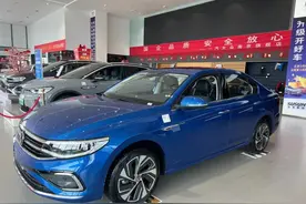 更加时尚，探店新款宝来，5个优点3个缺点，预算12万，闭着眼买？图片