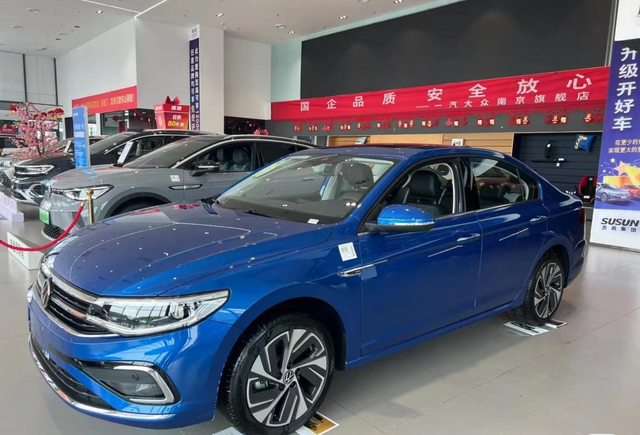 更加时尚，探店新款宝来，5个优点3个缺点，预算12万，闭着眼买？